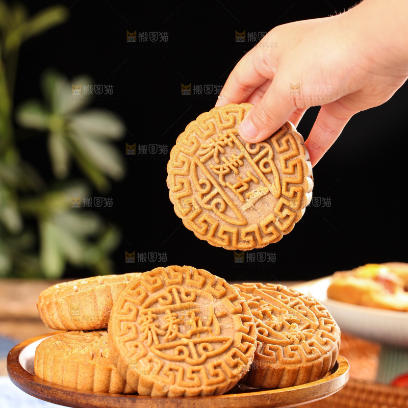 手拿着荞麦五仁月饼