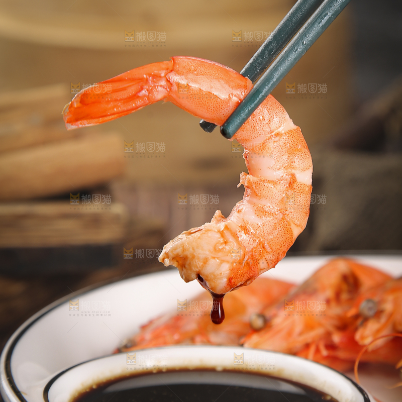 筷子上夹着清蒸对虾