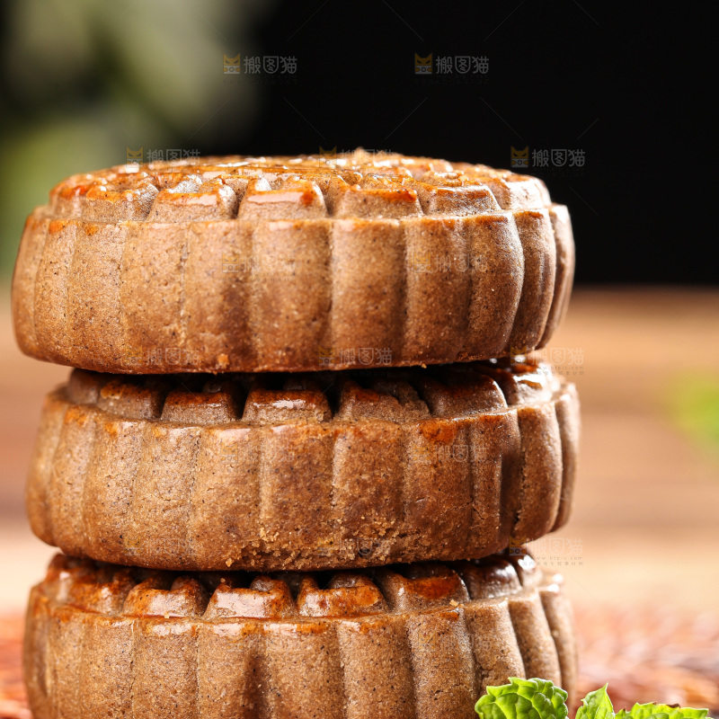 木底上的荞麦五仁月饼
