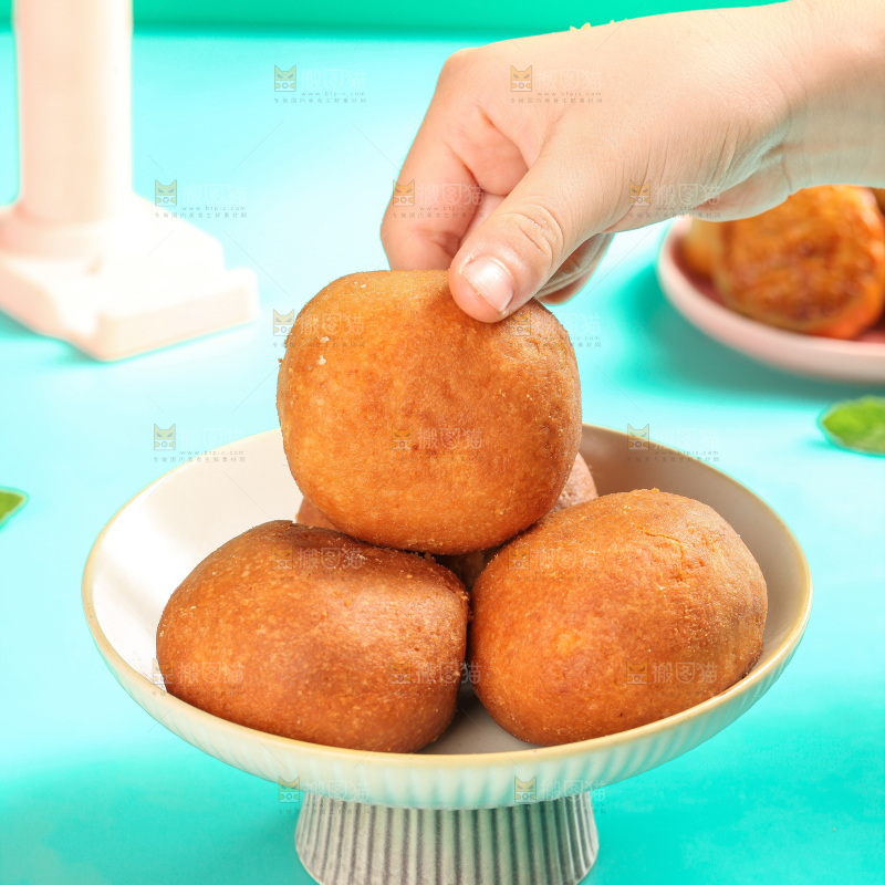 盘子里的火腿蛋黄月饼