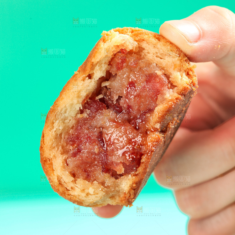 手上拿着火腿月饼