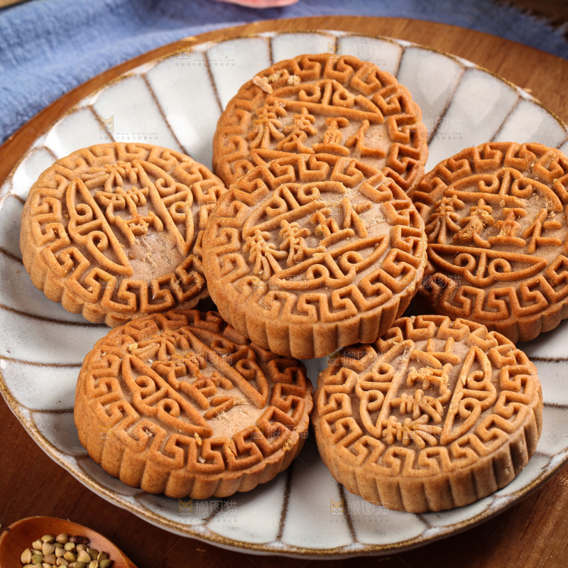 盘子里的荞麦五仁月饼