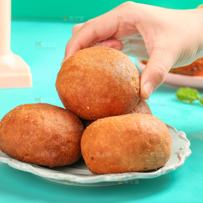 手里拿着火腿蛋黄月饼