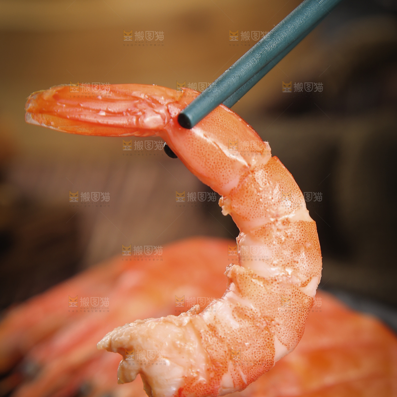 筷子上夹着清蒸对虾