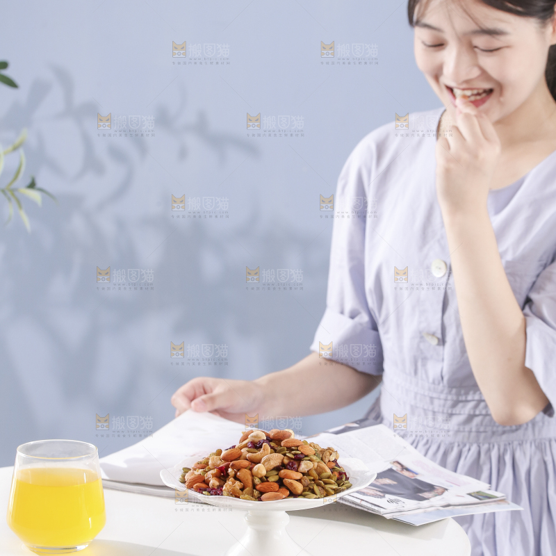 桌子上放着一盘坚果组合