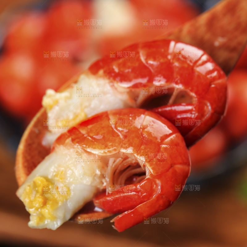勺子上舀着龙虾尾