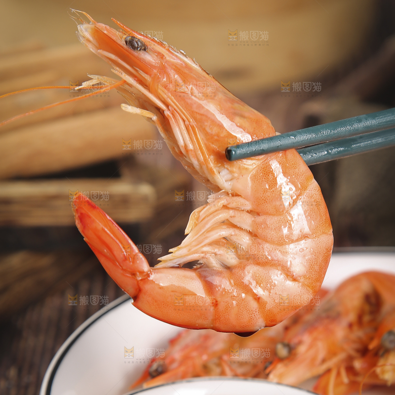 筷子上夹着清蒸对虾