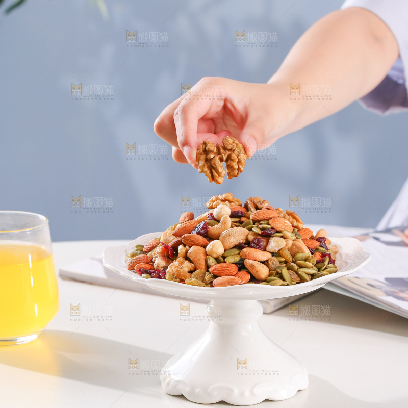 桌子上放着一盘坚果组合