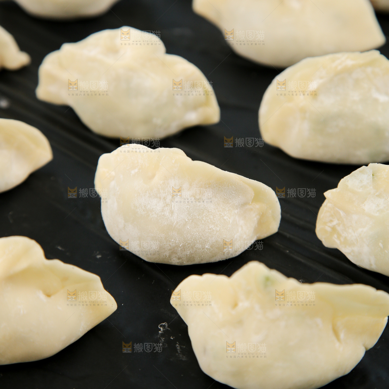 黑板上放着饺子