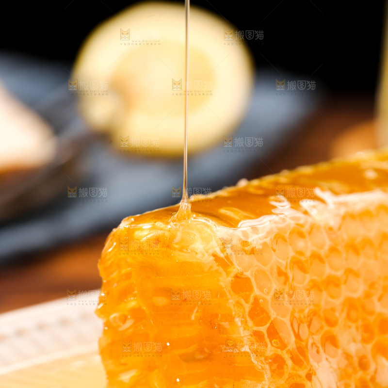 盘子里装着蜂巢蜜