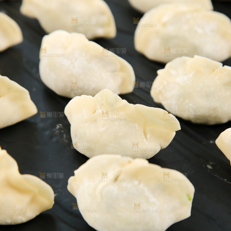 黑板上放着饺子