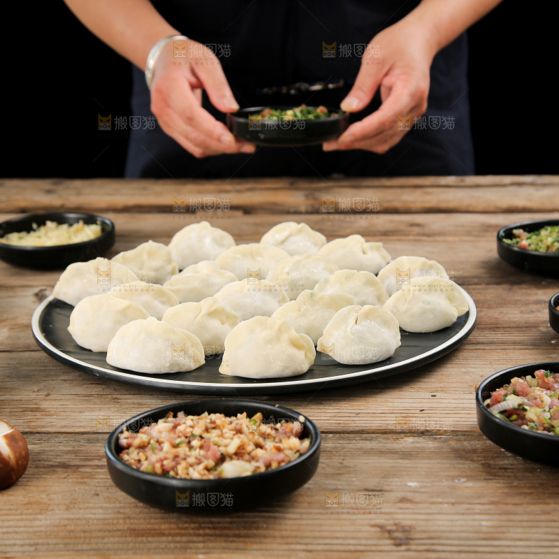 黑板上放着饺子