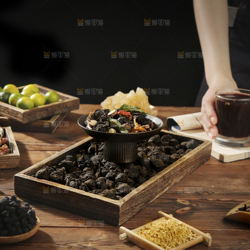 木底上放着酸梅汤原料组合