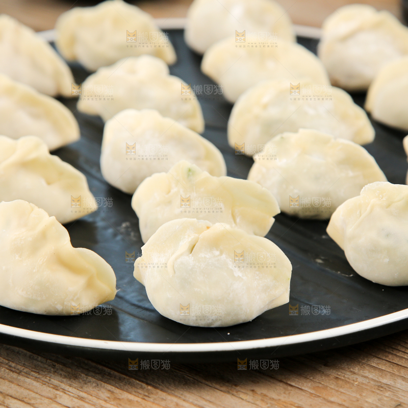 黑板上放着饺子