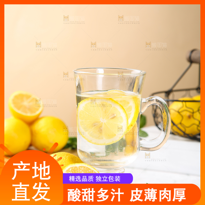 浅底上放着柠檬
