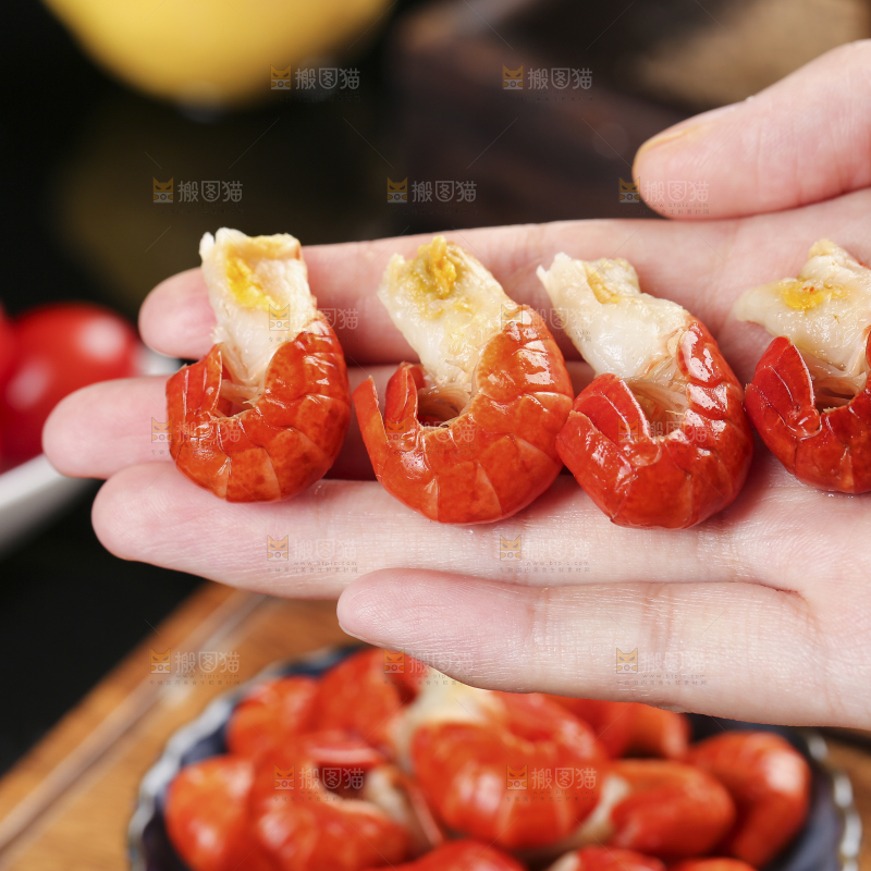 手上放着龙虾尾
