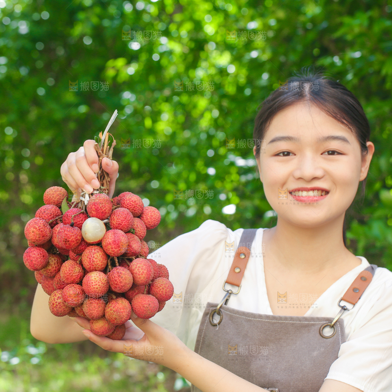 女人手上拿着无核荔枝