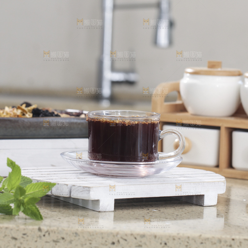 浅底上放着一杯酸梅汤