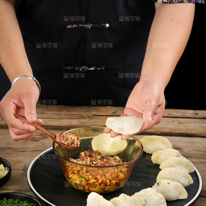 阿姨正在包饺子