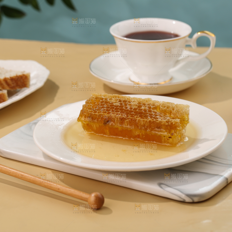 盘子里放着蜂巢蜜