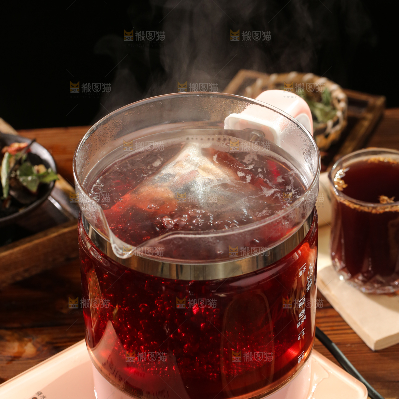 茶壶里正在煮酸梅汤