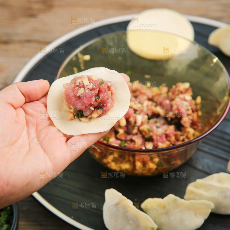 阿姨正在包饺子