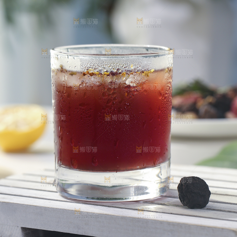 白底上放着酸梅汤