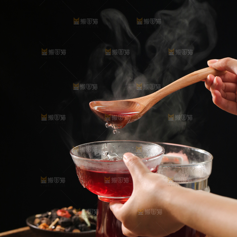 碗里装着酸梅汤