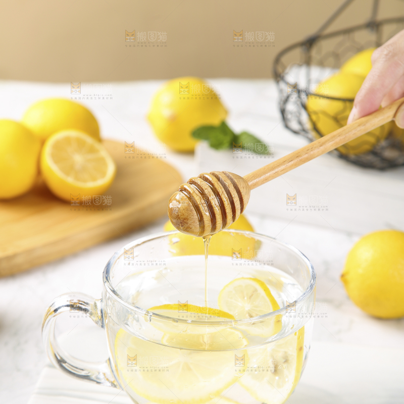 浅底上放着柠檬水