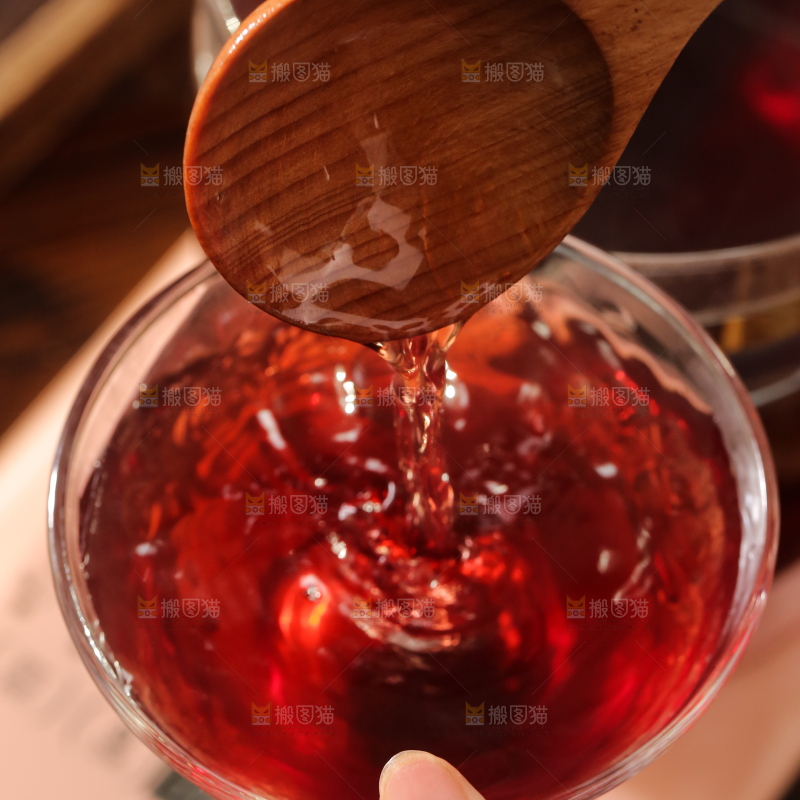 碗里装着酸梅汤