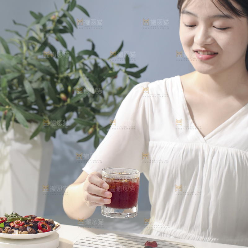 女孩手上拿着一杯酸梅汤