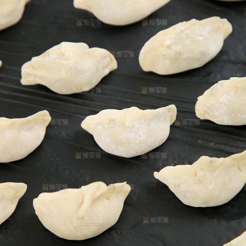 黑板上放着饺子