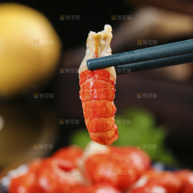 筷子上夹着龙虾尾