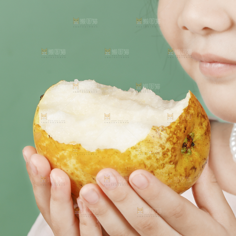 小孩手上拿着水晶梨