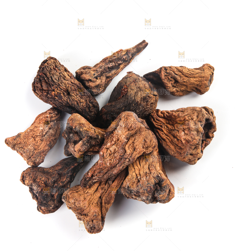 白底上放着咸菜疙瘩