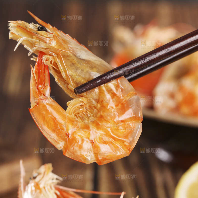 筷子上夹着碳烤虾