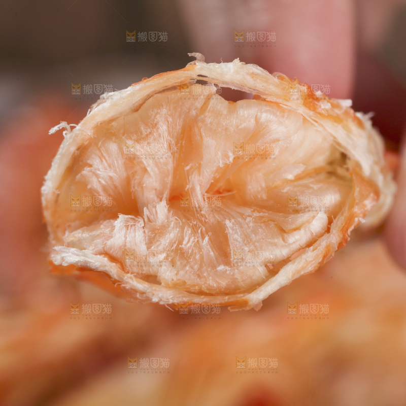 手拿着烤虾干