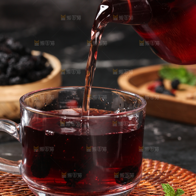 木垫上放着一杯桑葚干泡水