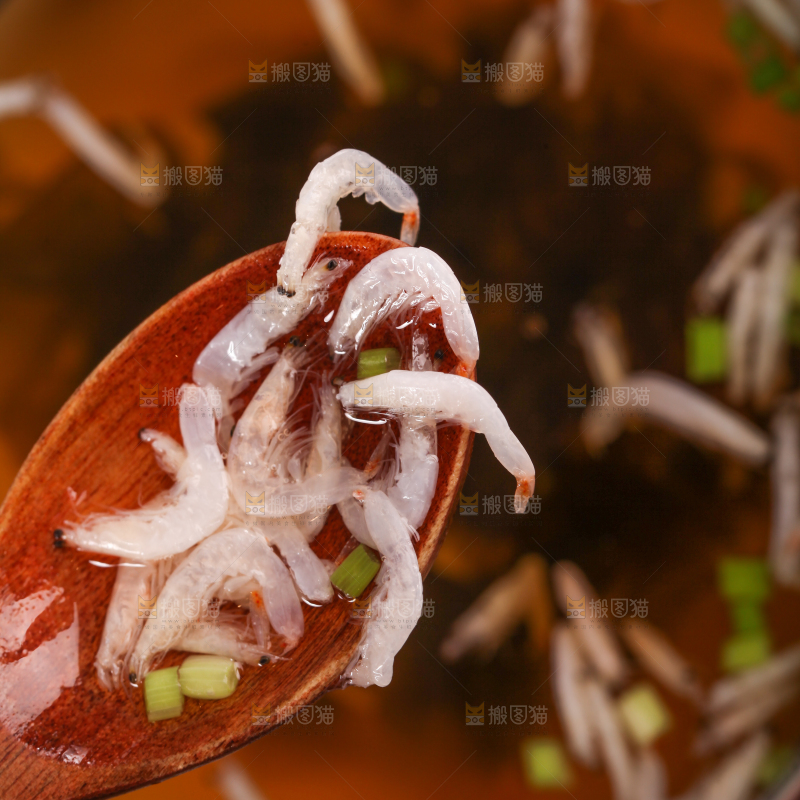 勺子上舀着紫菜虾米汤