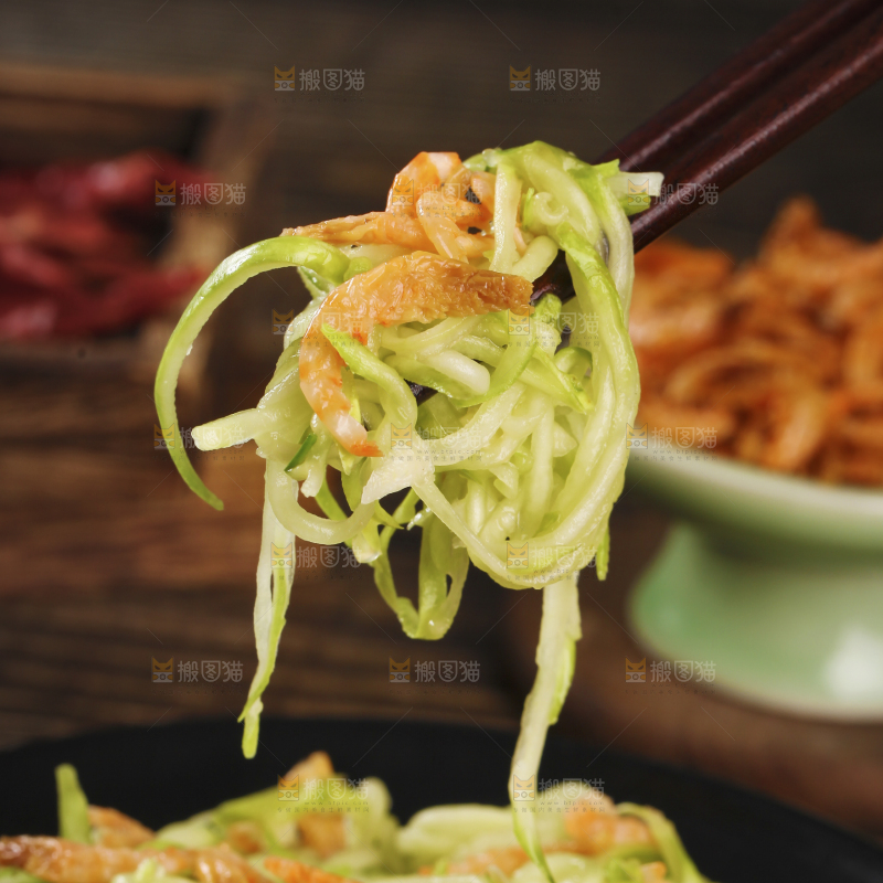 筷子上夹着红虾皮炒西葫芦