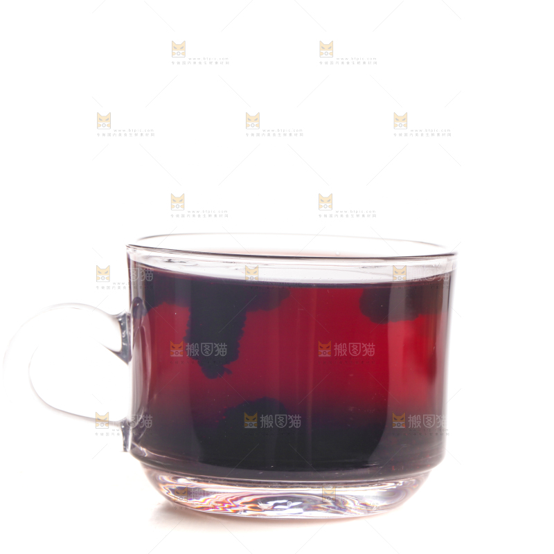 白底上放着一杯桑葚茶