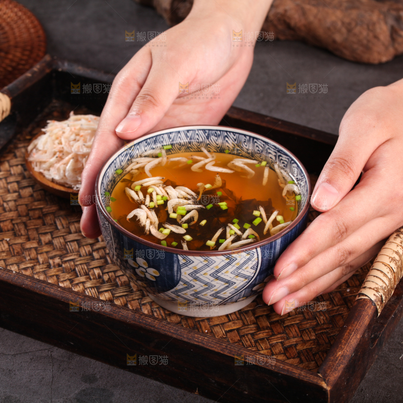 手上端着紫菜虾米汤