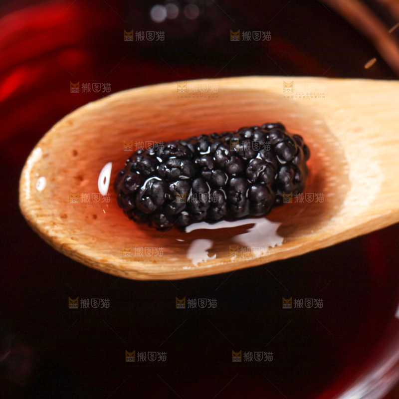 勺子上舀着桑葚干茶