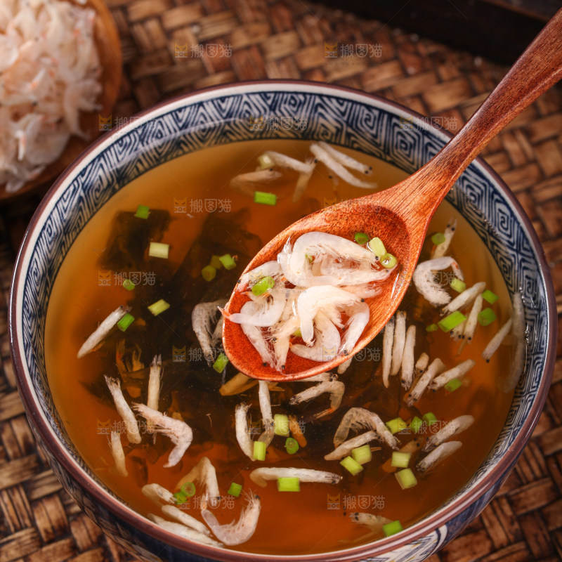 勺子上舀着紫菜虾米汤