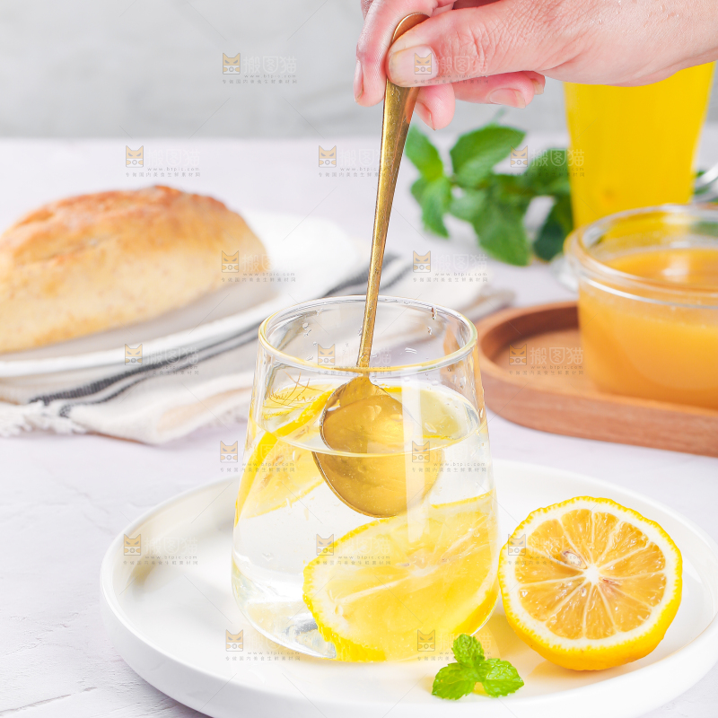 白底上放着一杯蜂蜜茶
