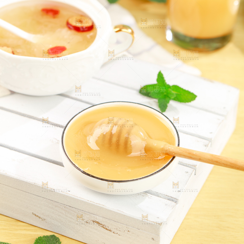 白底上放着蜂王浆