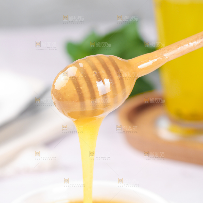 白底上放着一杯百花蜂蜜