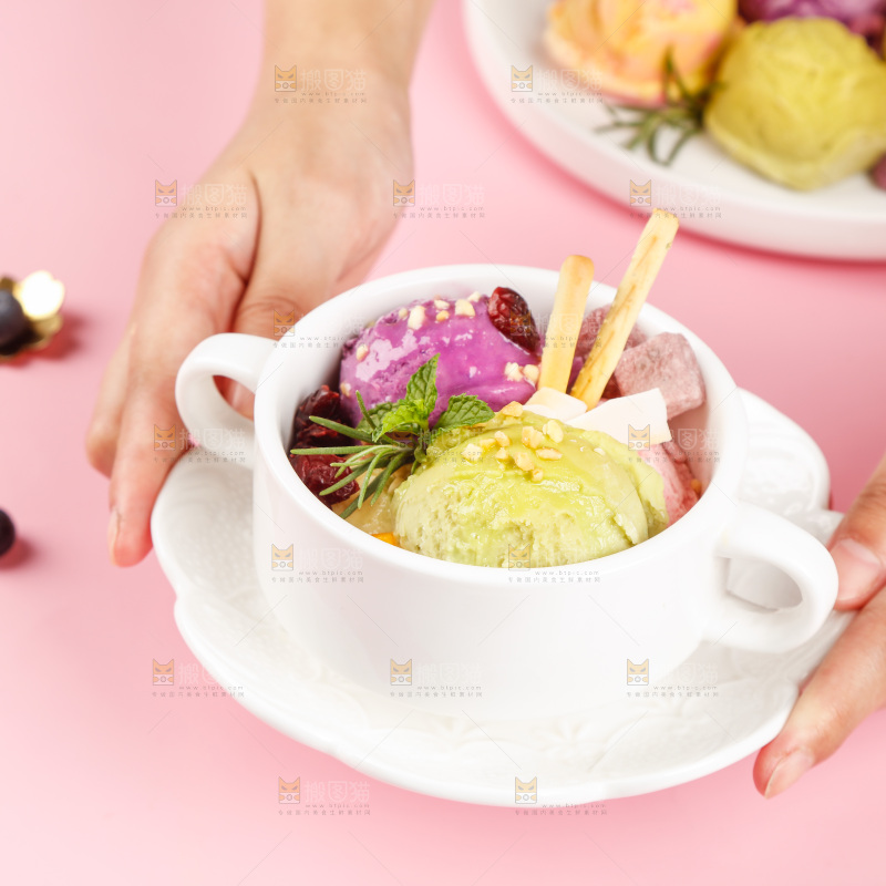 手上端着一碗冰激凌
