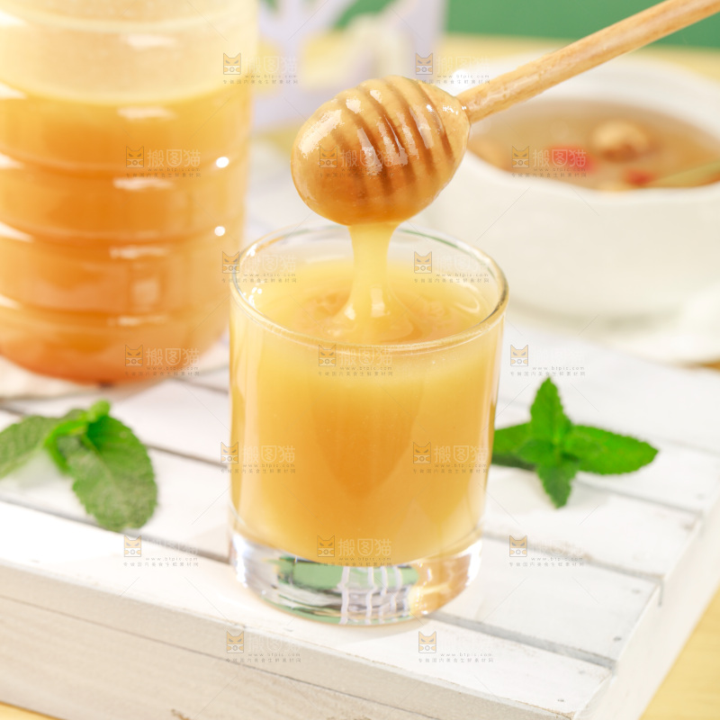 杯子里装着蜂王浆