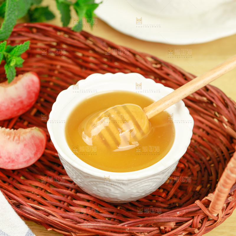 碗里装着蜂王浆